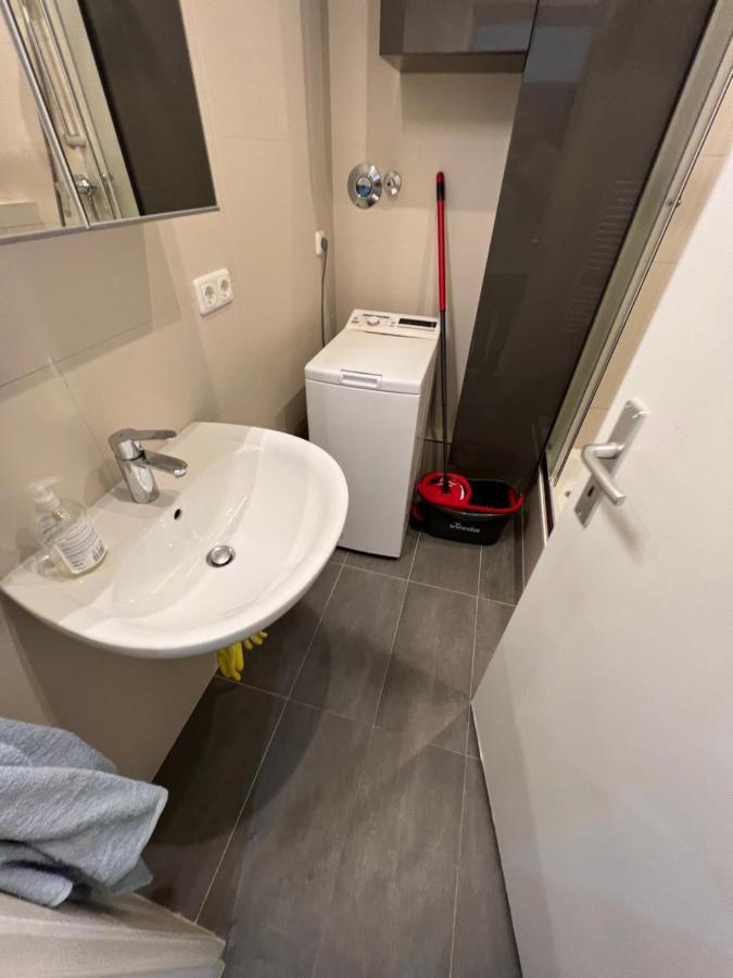 Apartment Berlin Hauptbahnhof: Family-Friendly Group Stay for 8 Exterior photo